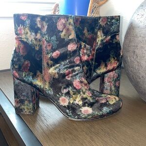 Limelight Monique Heeled Ankle Boots Womens Size 9 Black Pink Floral Velvet Zip